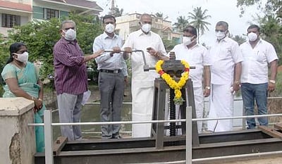 ராதாபுரம் வட்டார பாசனத்துக்கு கோதையாறு அணை நீா் திறப்பு கால்வாய் மதகை திறந்தாா் பேரவைத் தலைவா்