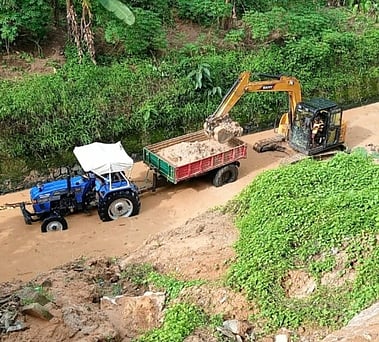 மழை நீடிப்பு: குமரி கால்வாய்களில் மண் சரிவு