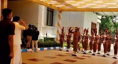 தில்லி தமிழ்நாடு இல்லத்தில் முதல்வருக்கு காவல்துறை அணிவகுப்பு மரியாதை