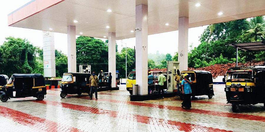 பெட்ரோல், டீசலை இலவசமாக வழங்கிய பெட்ரோல் நிலையம்