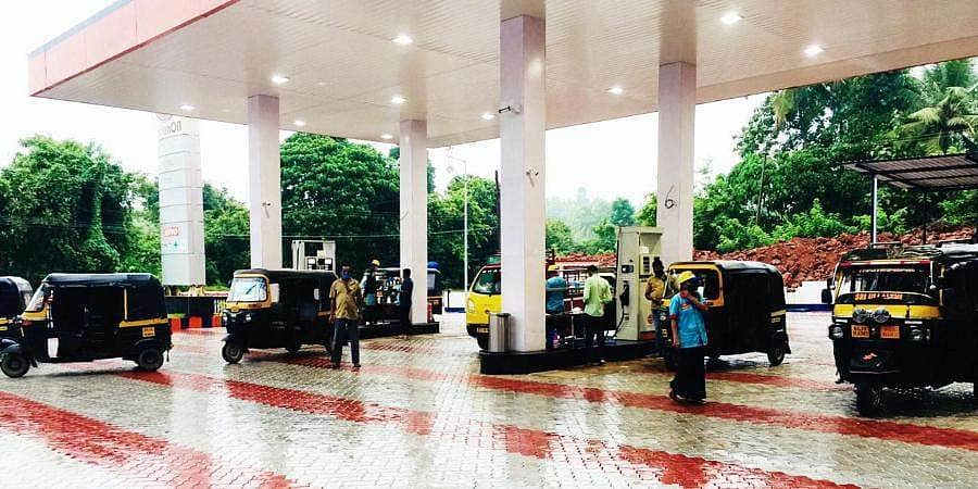 பெட்ரோல், டீசலை இலவசமாக வழங்கிய பெட்ரோல் நிலையம்