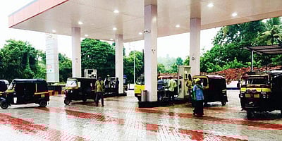 பெட்ரோல், டீசலை இலவசமாக வழங்கிய பெட்ரோல் நிலையம்