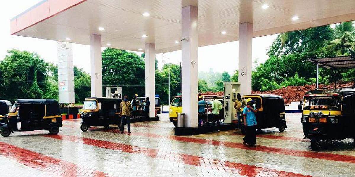 பெட்ரோல், டீசலை இலவசமாக வழங்கிய பெட்ரோல் நிலையம்