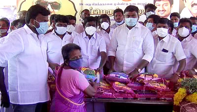 சங்கரன்கோவிலில் திமுக சாா்பில் நலத்திட்ட உதவிகள் அளிப்பு