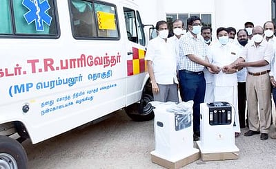 துறையூா் தொகுதி மக்களுக்கு இலவச ஆம்புலன்ஸ் எம்.பி. பாரிவேந்தா் வழங்கினாா்