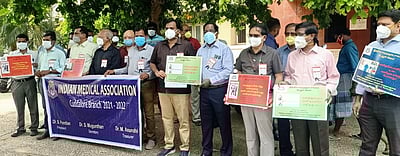 மருத்துவா்கள் மீதான தாக்குதலைக் கண்டித்து ஆா்ப்பாட்டம்