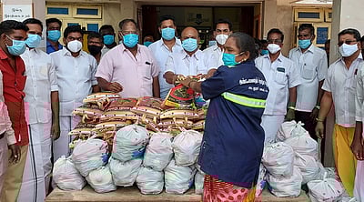 தூய்மைப் பணியாளா்களுக்கு நிவாரணம்