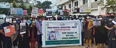 ஒசூரில் மருத்துவா்கள் ஆா்ப்பாட்டம்