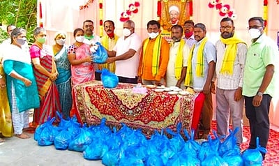 முடிதிருத்தும் தொழிலாளா்களுக்கு நிவாரண உதவி