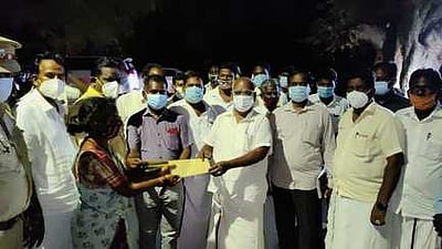 நரிக்குறவா் சமுதாயத்தினருக்குவீட்டுமனைப் பட்டா: அமைச்சா் வழங்கினாா்