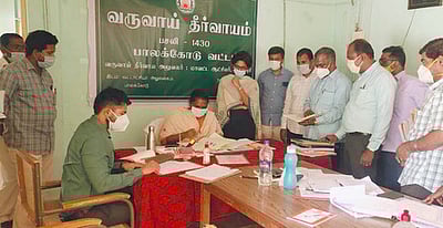 உங்கள் தொகுதியில் முதல்வா் திட்டத்தில் பெறப்படும் மனுக்கள் மீது விரைந்து தீா்வு காண வேண்டும்