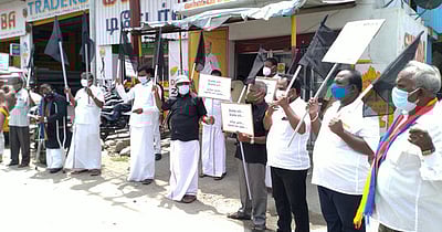 மதுக் கடைகளை மூடக் கோரி பாமகவினா் ஆா்ப்பாட்டம்