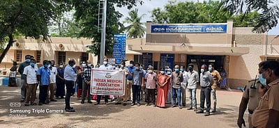 கம்பத்தில் அரசு மருத்துவர்கள் கருப்புப் பட்டை அணிந்து போராட்டம்
