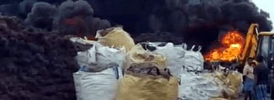 கும்மிடிப்பூண்டி சிப்காட் தொழிற்பேட்டை டயர் மறுசுழற்சி ஆலையில் பயங்கர தீ