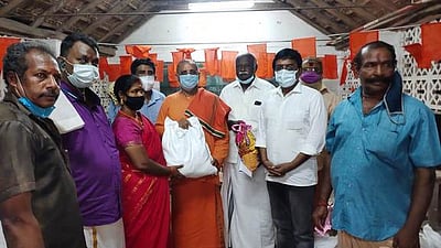 கோயில் பூசாரிகளுக்கு நிவாரணப் பொருள்கள்