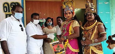 நாடக கலைஞா்களுக்கு நல உதவி