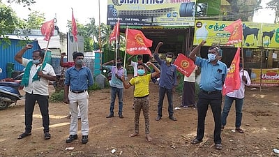 மதுக்கடைகளை மூடக்கோரி ஆா்ப்பாட்டம்