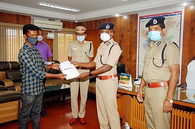 உயிருக்குப் போராடிய காவலரை மீட்டவா்களுக்கு பாராட்டு