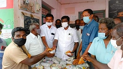 பாவூா்சத்திரம் அருகே தூய்மைப் பணியாளா்களுக்கு உணவு விநியோகம்