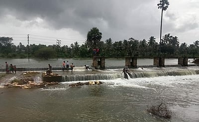 மலைப்பகுதியில் மழை எதிரொலி:நாகல்குளத்திற்கு தண்ணீா் வரத்து