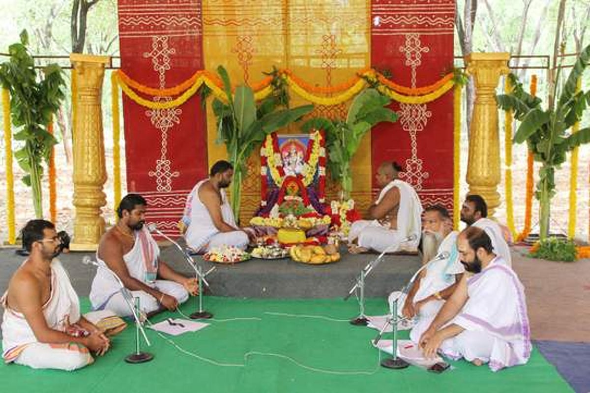 திருப்பதியில் சுக்லாதேவி அா்ச்சனை