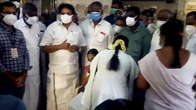 அருப்புக்கோட்டையில்  சுமார் 1000-க்கு மேற்பட்டோருக்கு தடுப்பூசி செலுத்தல்: அமைச்சர் ஆய்வு