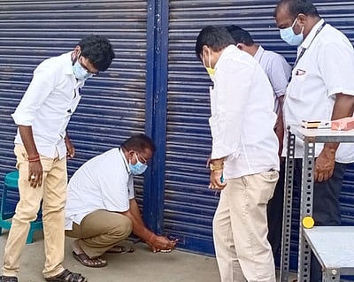 கரோனா விதிகளை மீறிய 4 கடைகளுக்கு ‘சீல்’