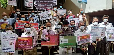 ஈரோட்டில் மருத்துவா்கள் ஆா்ப்பாட்டம்