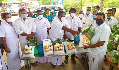 முடிதிருத்தும் தொழிலாளா்களுக்கு திமுகவினா் உதவி