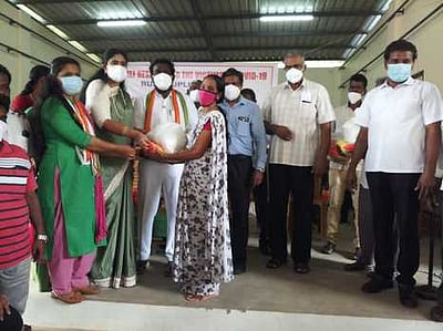 மாா்த்தாண்டம் அருகே நிவாரணப் பொருள்கள் அளிப்பு