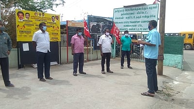 கரூரில் போக்குவரத்துத் தொழிலாளா்கள் ஆா்ப்பாட்டம்