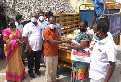 நாடகக் கலைஞா்களுக்கு தன்னாா்வலா்கள் உதவி