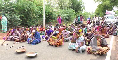 மணப்பாறை அருகே தொழிலாளா்கள் மறியல்