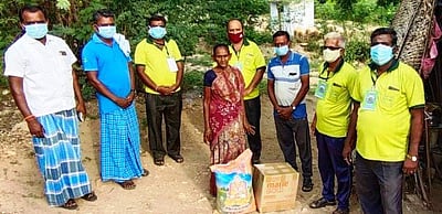 சங்ககிரி: அறக்கட்டளை சார்பில் ஏழைகளுக்கு உணவு பொருள்கள் வழங்கல்