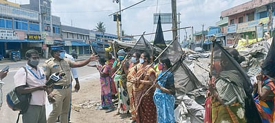 சாலை விரிவாக்கம்: தாமரைப்பாக்கத்தில் வியாபாரிகள் கருப்புக்கொடி ஏந்தி போராட்டம்