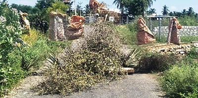கரோனா தடுப்பு நடவடிக்கையாக மோட்டூர் பிரதான சாலை அடைப்பு 