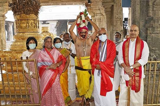 திருமலை போக சீனிவாச மூா்த்திக்கு 1,008 சிறப்பு சகஸ்ர கலசாபிஷேகம்