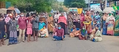 கம்பத்தில் ரேஷன் அரிசி தொகுப்பு கேட்டு பெண்கள் சாலை மறியல்