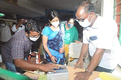 கூத்தாநல்லூரில் நியாயவிலைக் கடைகளில் ஆட்சியர் சோதனை