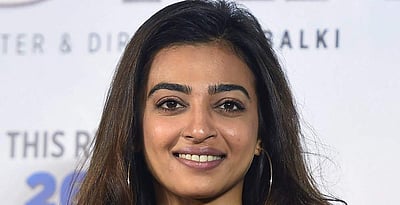 கரோனா தடுப்பூசி செலுத்திக்கொண்டார் நடிகை ராதிகா ஆப்தே