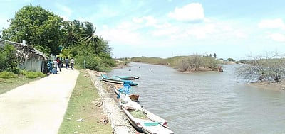 உப்பனாற்றில் கிராமத்திற்குள் புகும் கடல்நீர்: கரை அமைக்க மக்கள் கோரிக்கை