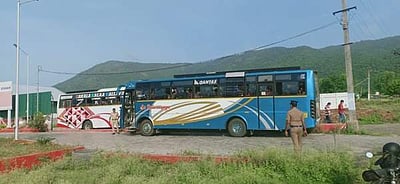 மேற்கு வங்கத்திலிருந்து 3 பேருந்துகளில் கூலித்தொழிலாளர்கள்: கேரளத்துக்குச் செல்ல அனுமதி மறுப்பு