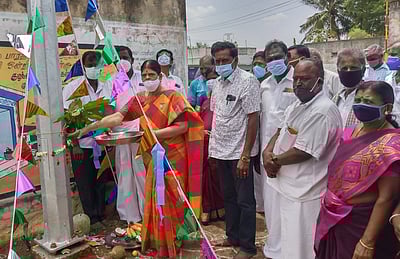 பொதுமக்கள் நிதியில் 3 உயா்கோபுர மின் விளக்குகள் அமைப்பு