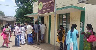 இ - சேவை மையத்தில் பல மணி நேரம்காத்திருக்கும் பொதுமக்கள்!
