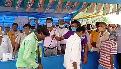 கட்சியில் இணைய வந்த பாஜகவினர் மீது கிருமிநாசினி தெளித்து வரவேற்ற திரிணமூல் கட்சியினர்