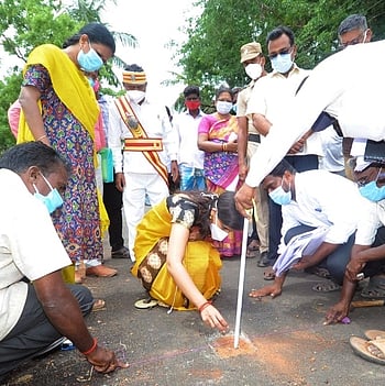 அதிகாரிகளை எச்சரித்த ஆட்சியா்