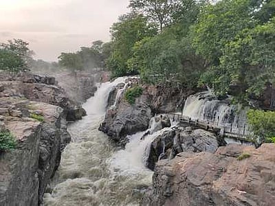 ஒகேனக்கல்லுக்கு நீா்வரத்து 8,000 கன அடியாகக் குறைந்தது