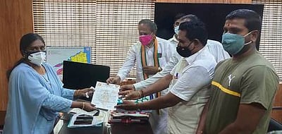 நீா்நிலைகளில் குப்பைகள் கொட்டுவதை தடுக்க வலியுறுத்தல்