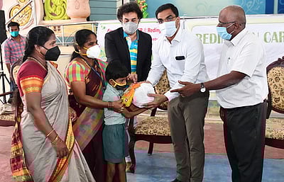 சிறப்பு குழந்தைகளுக்கு நிவாரணப் பொருள்கள்