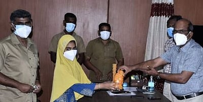 கரோனா நிவாரணத்துக்கு சேமிப்பை வழங்கிய சிறுமி!